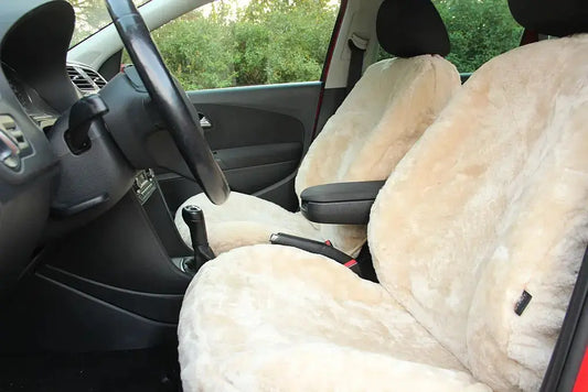 Lammfell Autositz im Winter: warm, komfortabel und unverzichtbar Gerberei Birke Fellshop