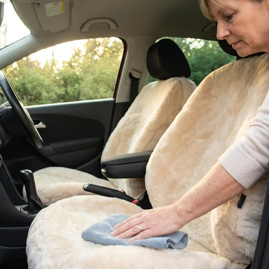 Lammfell Autositz reinigen: so pflegen Sie ihn richtig Gerberei Birke Fellshop