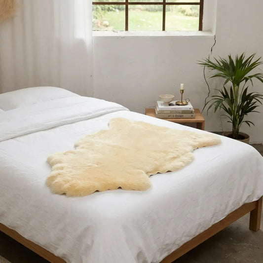 Lammfell im Bett – sinnvoll bei Druckstellen und unruhigem Liegen? Gerberei Birke Fellshop