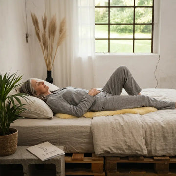Damen die im Bett auf einem Lammfell liegt