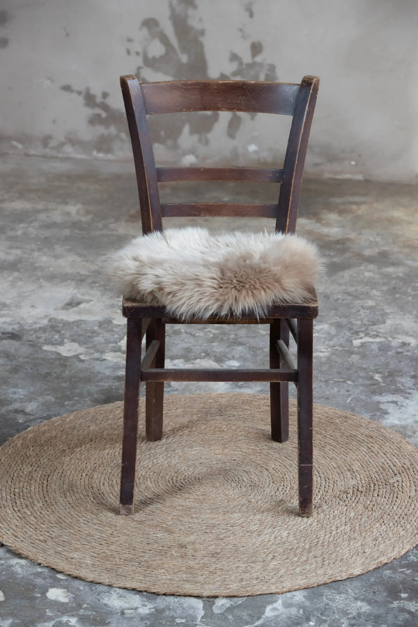 Lammfell-Stuhlauflagen-Sitzauflagen-aus-Fell-für-mehr-Komfort Gerberei Birke Fellshop