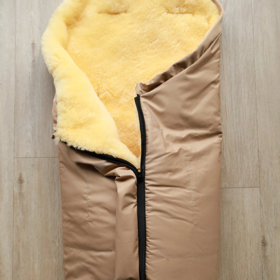 Premium Baby- Kinderwagenfußsack mit Lammfell (Champagner-Gold, Olive, Schlamm, Anthrazit, Dunkelblau oder Schwarz)