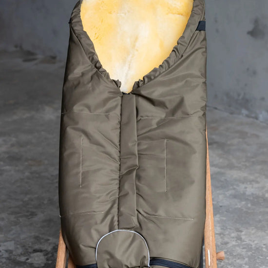Premium Baby- Kinderwagenfußsack mit Lammfell (Champagner-Gold, Olive, Schlamm, Anthrazit, Dunkelblau oder Schwarz)