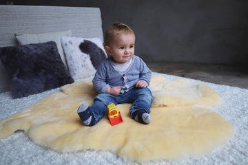Baby-Lammfell medizinisch als Kinderwageneinlage