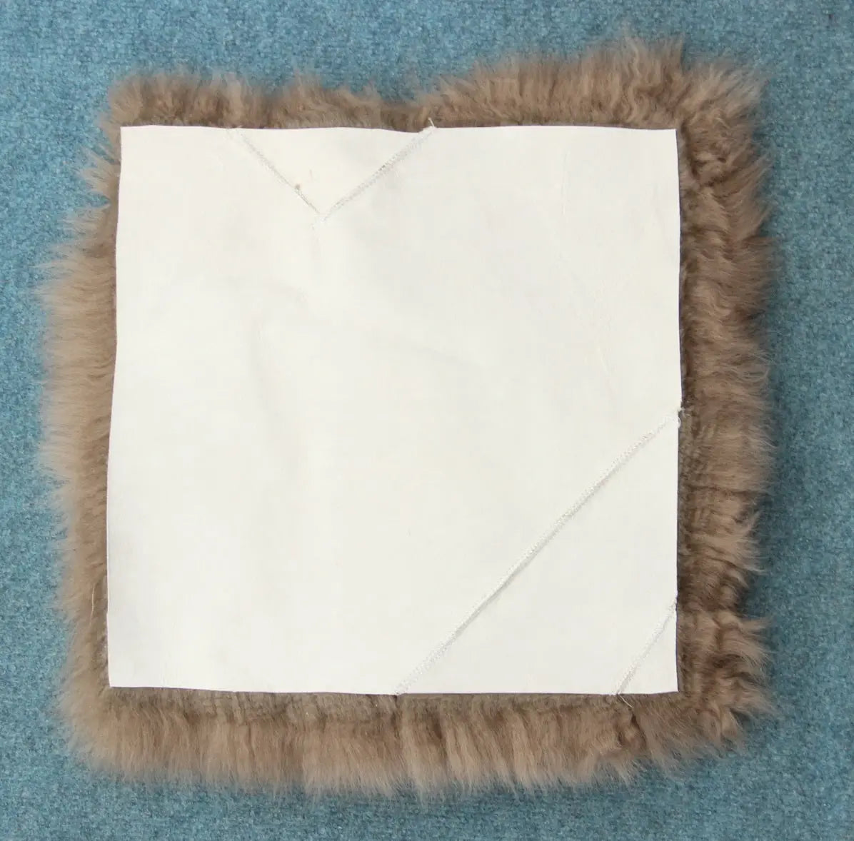 Lammfell Sitzauflage Eckig Taupe