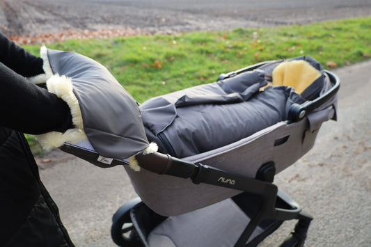 Kinderwagen-Set: Fußsack & Handwärmer – warm & weich durch den Winter Gerberei Birke Fellshop