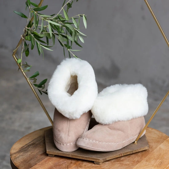 Lammfell Hausschuh  Ruven l Braun mit Ledersohle l Gr. 38-47