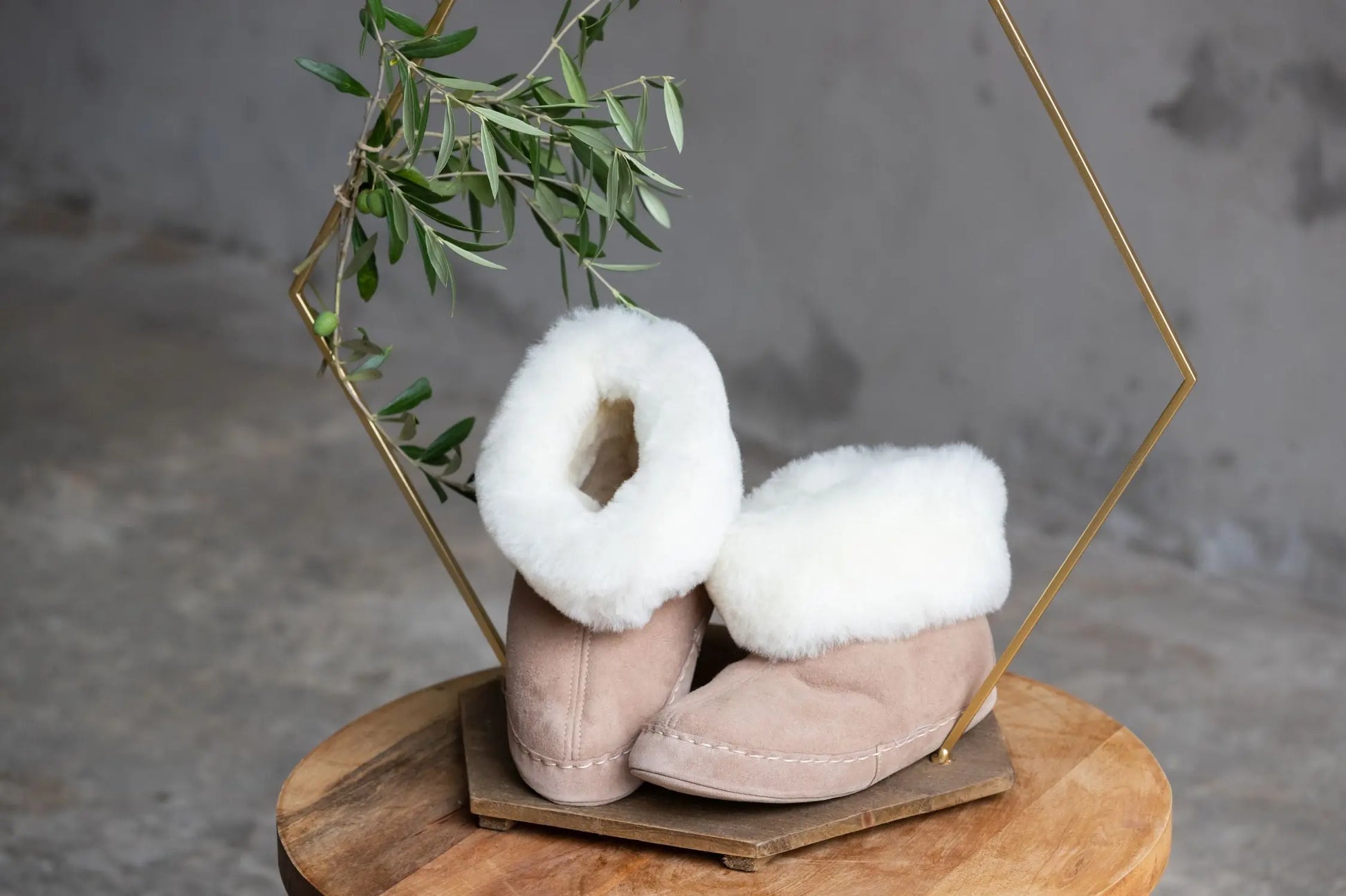 Lammfell Hausschuh  Ruven l Braun mit Ledersohle l Gr. 38-47