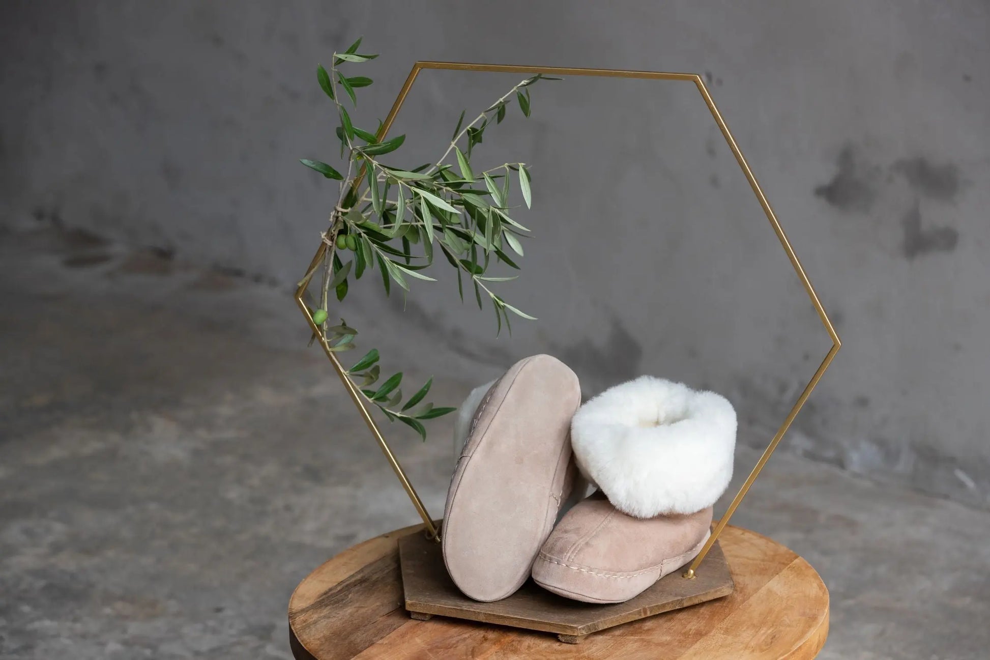 Lammfell Hausschuh  Ruven l Braun mit Ledersohle l Gr. 38-47