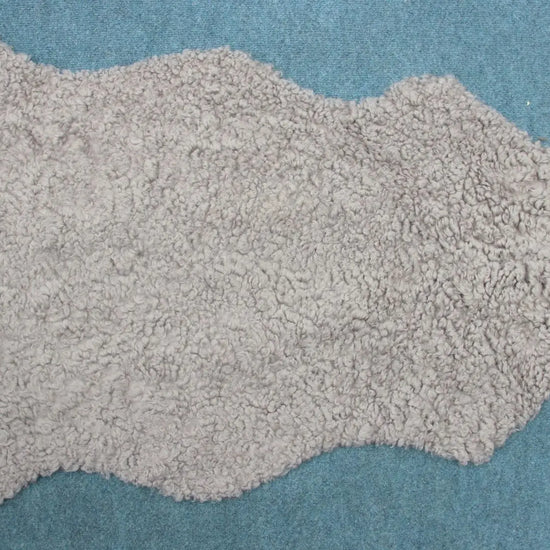 Lammfell Curly - Platin - (geschoren gelockt hellgrau)