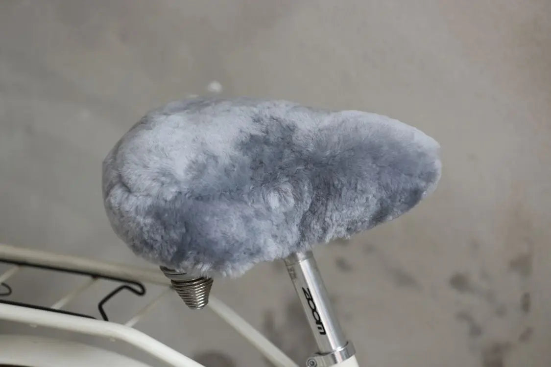 Fahrradsattelbezug aus Lammfell Silber