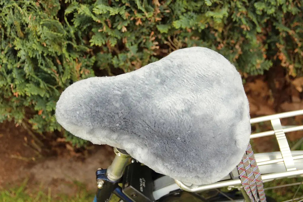 Fahrradsattelbezug aus Lammfell Silber