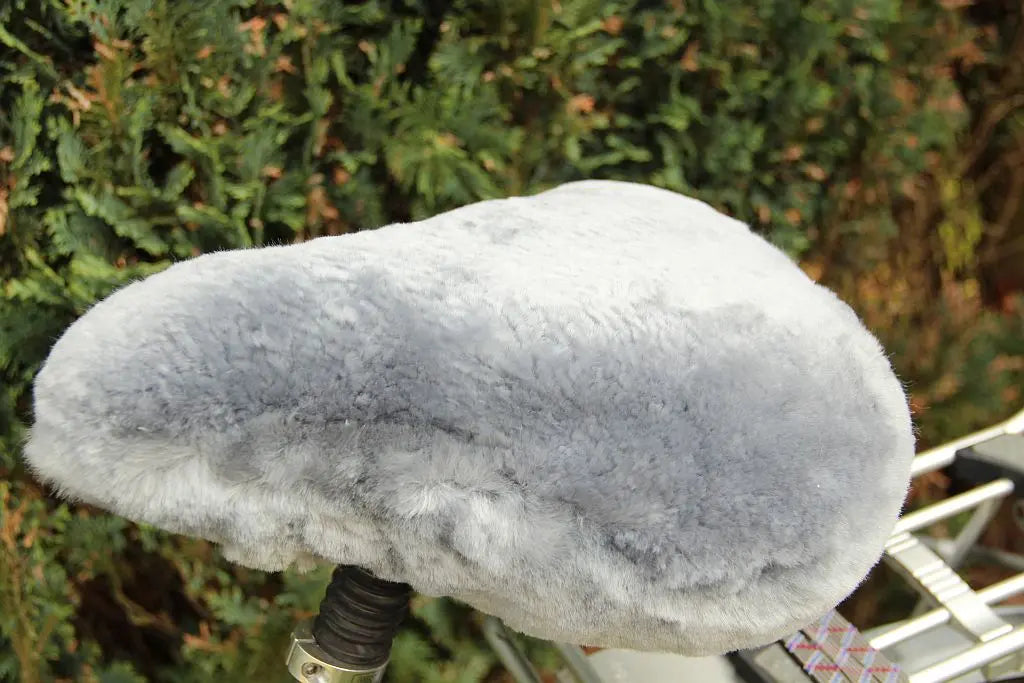 Fahrradsattelbezug aus Lammfell Silber