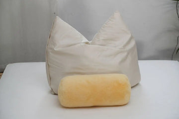 Nackenrolle aus medizinischem Lammfell mit Daunenkissen