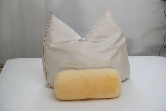 Nackenrolle aus medizinischem Lammfell mit Daunenkissen