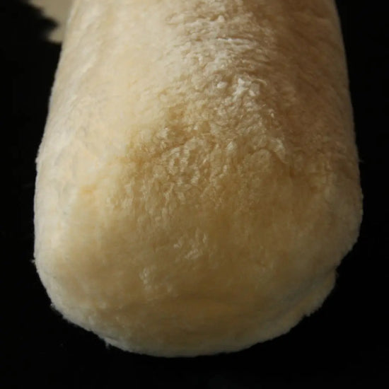 Nackenrolle aus medizinischem Lammfell mit Daunenkissen