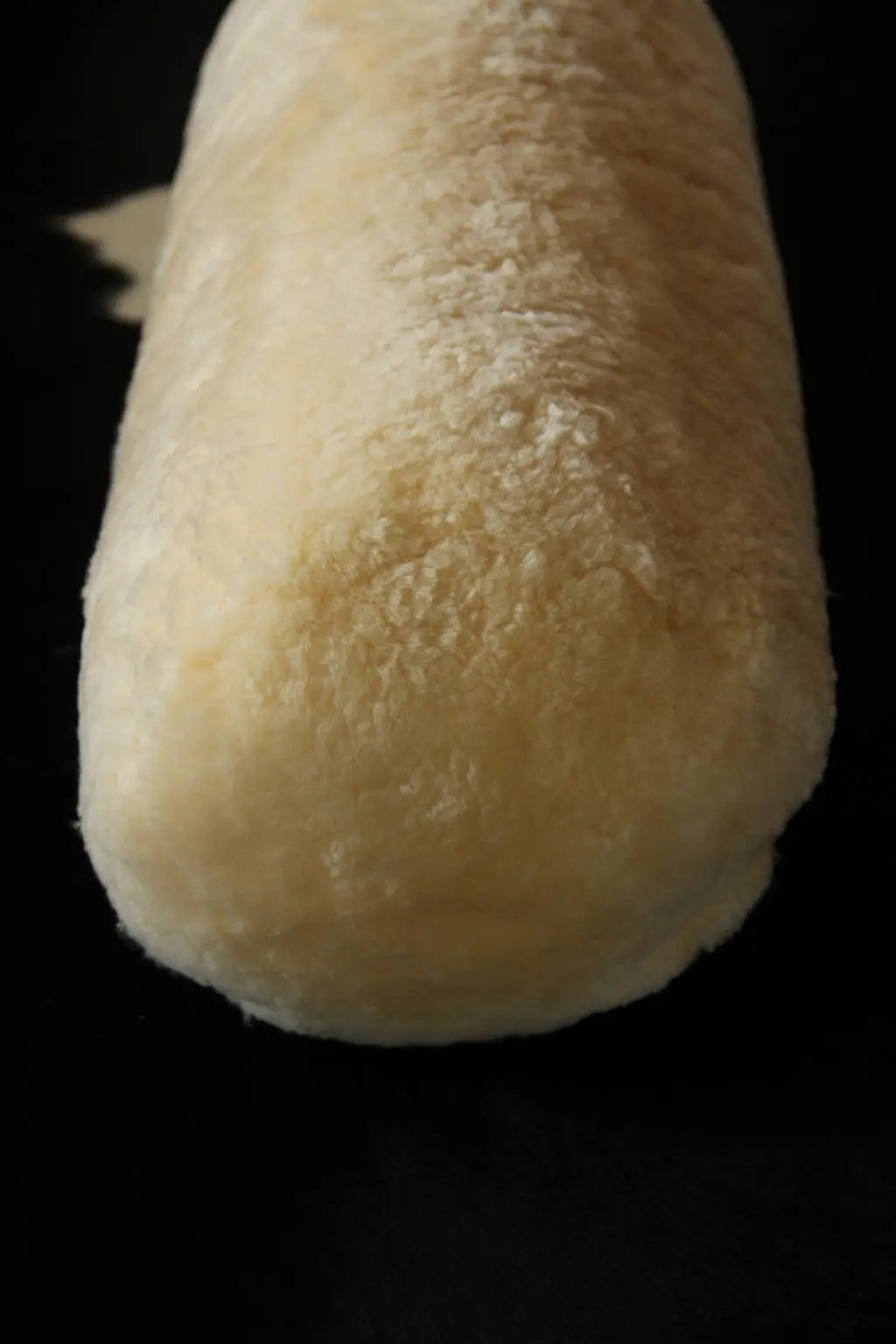 Nackenrolle aus medizinischem Lammfell mit Daunenkissen