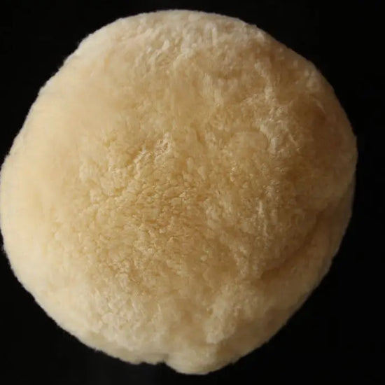 Nackenrolle aus medizinischem Lammfell mit Daunenkissen