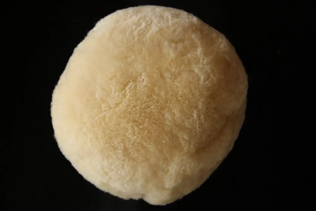 Nackenrolle aus medizinischem Lammfell mit Daunenkissen