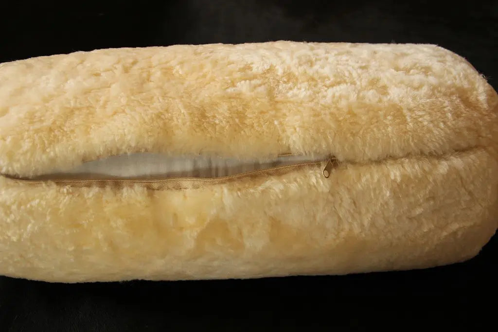 Nackenrolle aus medizinischem Lammfell mit Daunenkissen