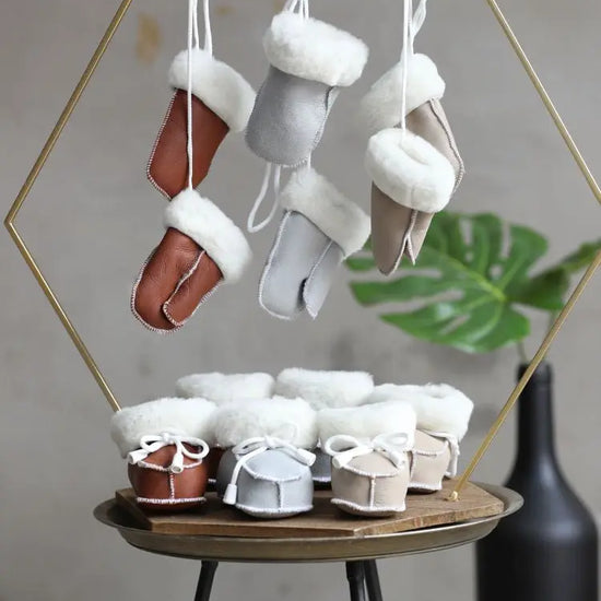 Set Lammfell Babyschuhe und Babyhandschuhe Braun, Grau oder Taupe