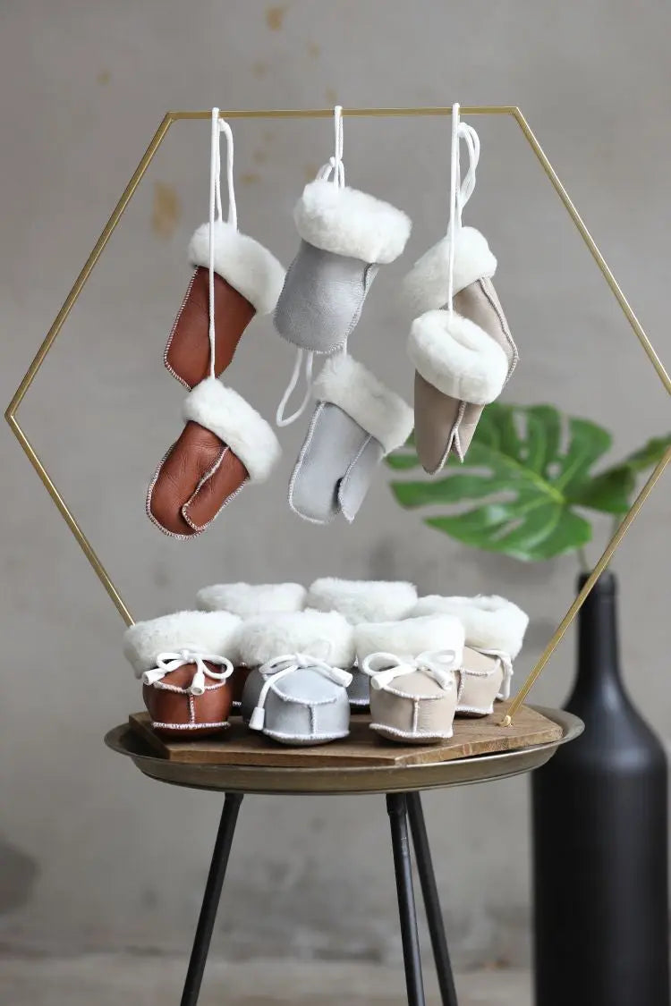Set Lammfell Babyschuhe und Babyhandschuhe Braun, Grau oder Taupe