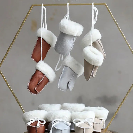 Set Lammfell Babyschuhe und Babyhandschuhe Braun, Grau oder Taupe