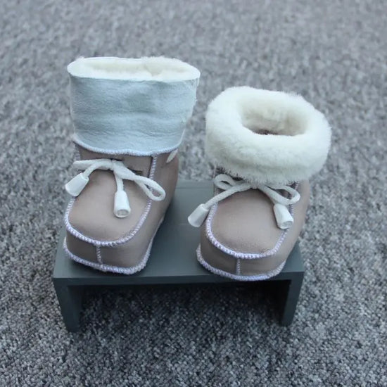 Set Lammfell Babyschuhe und Babyhandschuhe Braun, Grau oder Taupe