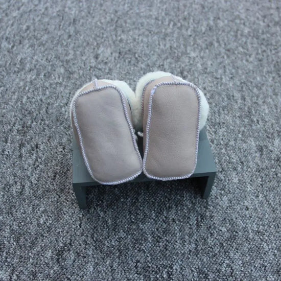 Set Lammfell Babyschuhe und Babyhandschuhe Braun, Grau oder Taupe