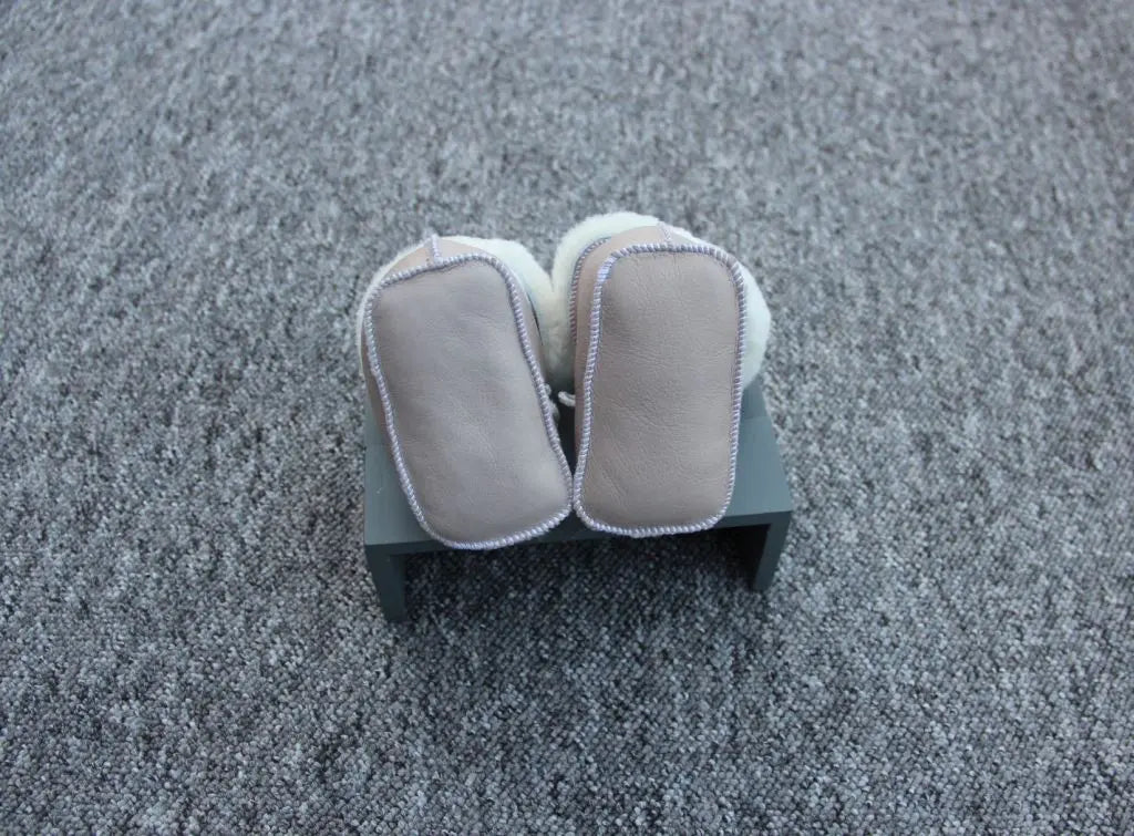 Set Lammfell Babyschuhe und Babyhandschuhe Braun, Grau oder Taupe