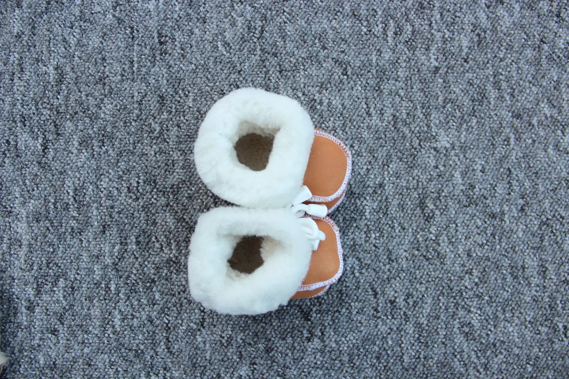 Set Lammfell Babyschuhe und Babyhandschuhe Braun, Grau oder Taupe