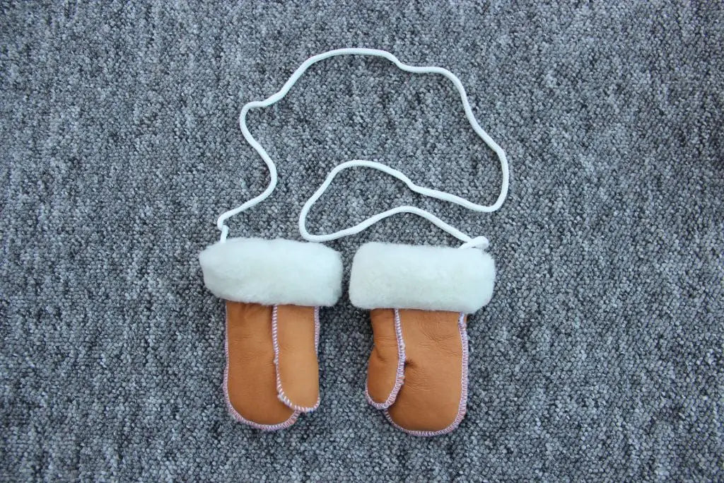 Set Lammfell Babyschuhe und Babyhandschuhe Braun, Grau oder Taupe