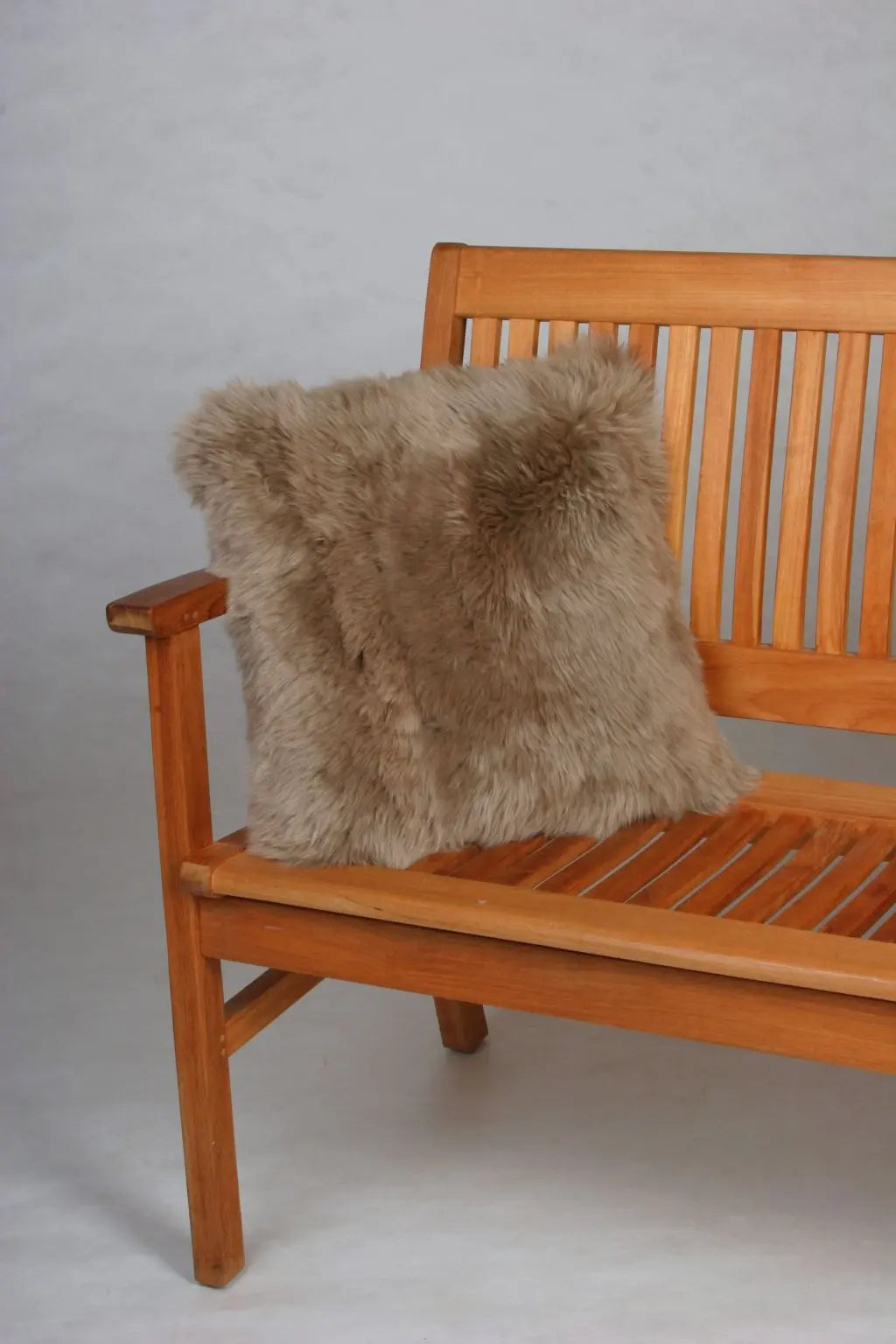 Lammfell Kissen Taupe