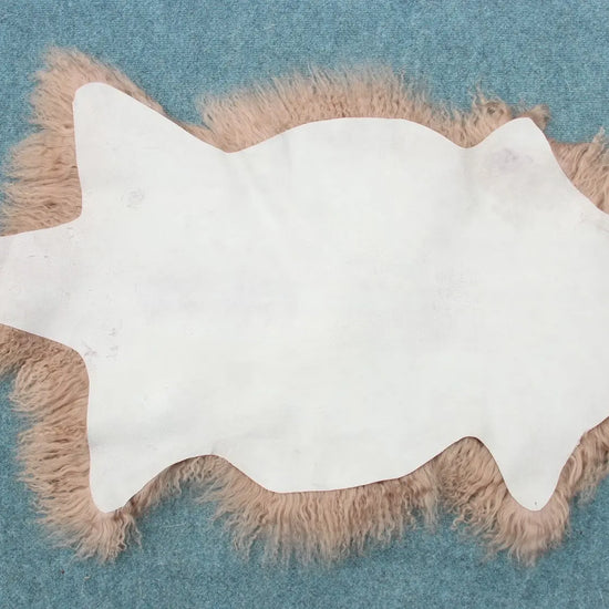 Tibet Schaffell wie Gotland taupe gefärbt