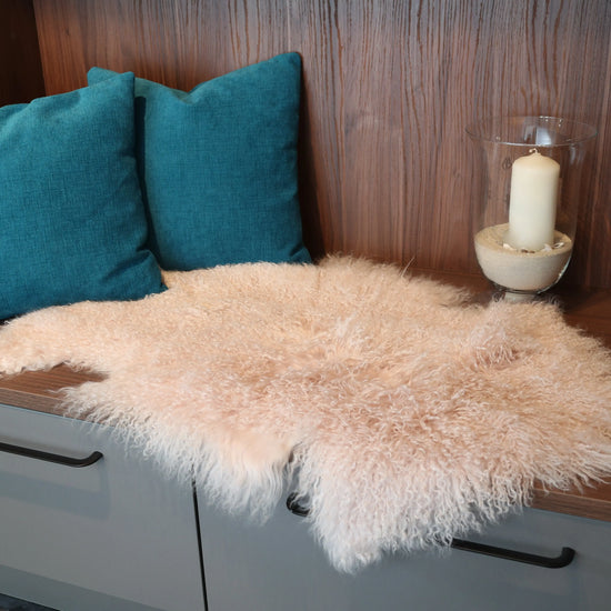 Tibet Schaffell wie Gotland rose gefärbt