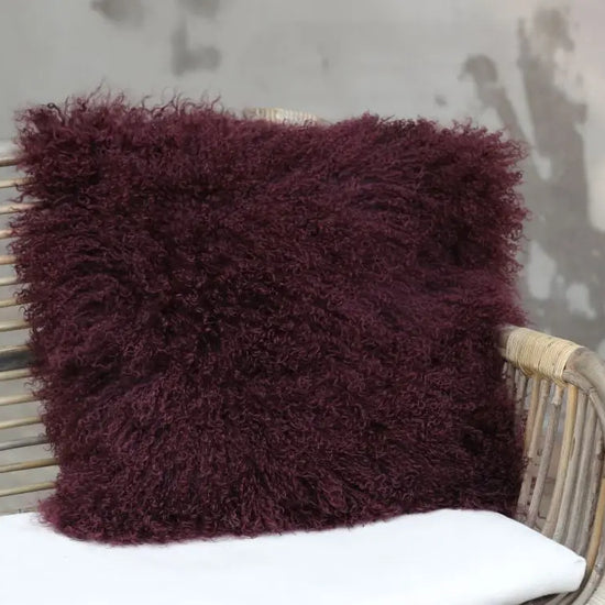 Tibet Lammfellkissen Weinrot