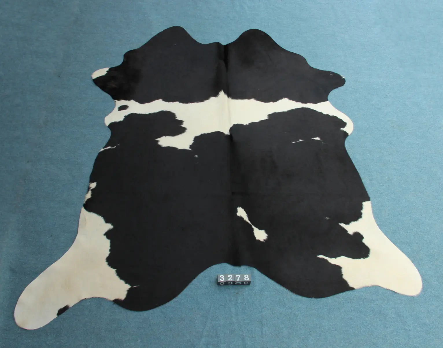 Kuhfell Schwarz Weiß gepunktet (3278)