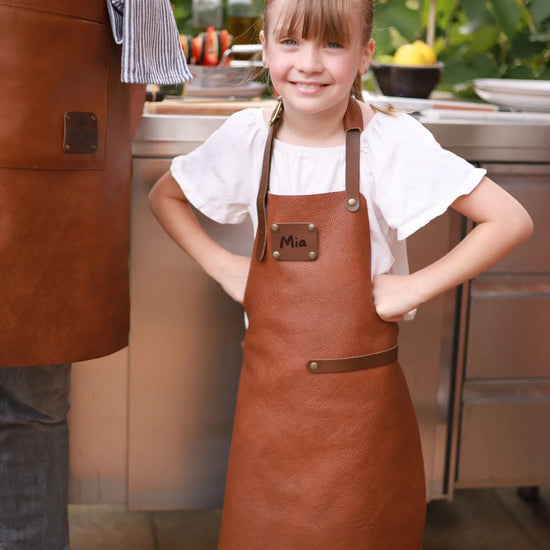 Kinder-Grillschürze aus Leder mit Wunschname | Braun  Gerberei Birke Fellshop