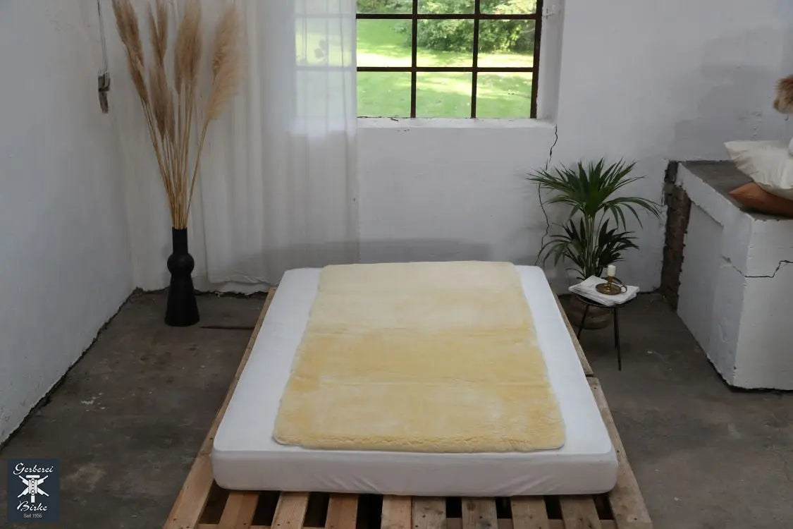 Premium Lammfelldecke 200 x 100 cm Bettauflage Lammfellunterbett Gerberei Birke Fellshop