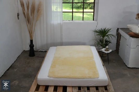 Premium Lammfelldecke 200 x 100 cm Bettauflage Lammfellunterbett Gerberei Birke Fellshop