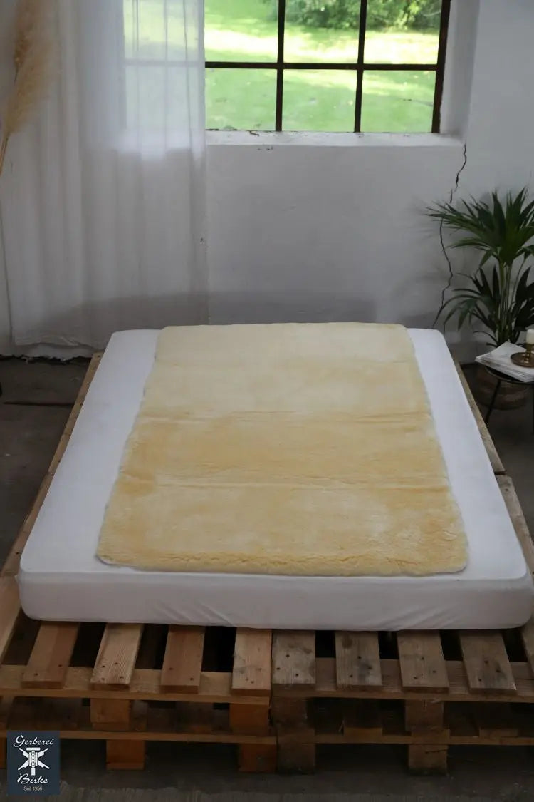 Premium Lammfelldecke 200 x 100 cm Bettauflage Lammfellunterbett Gerberei Birke Fellshop