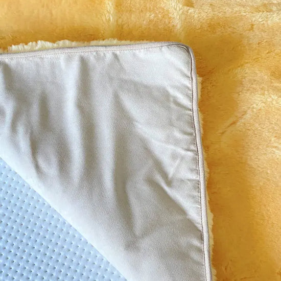 Premium Lammfelldecke 200 x 100 cm Bettauflage Lammfellunterbett Gerberei Birke Fellshop