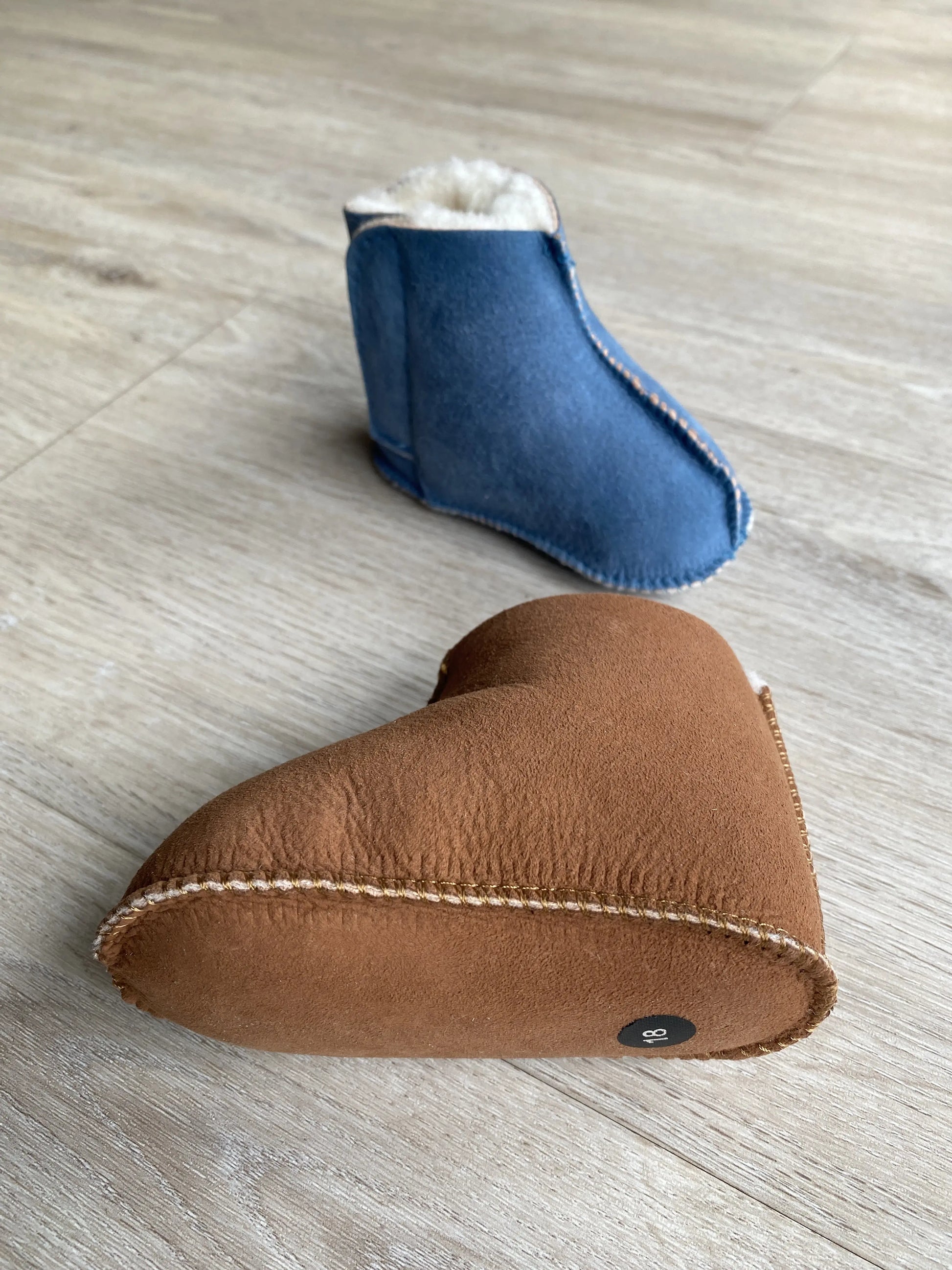 Lammfell Babyschuhe Jaro (Blau oder Braun)
