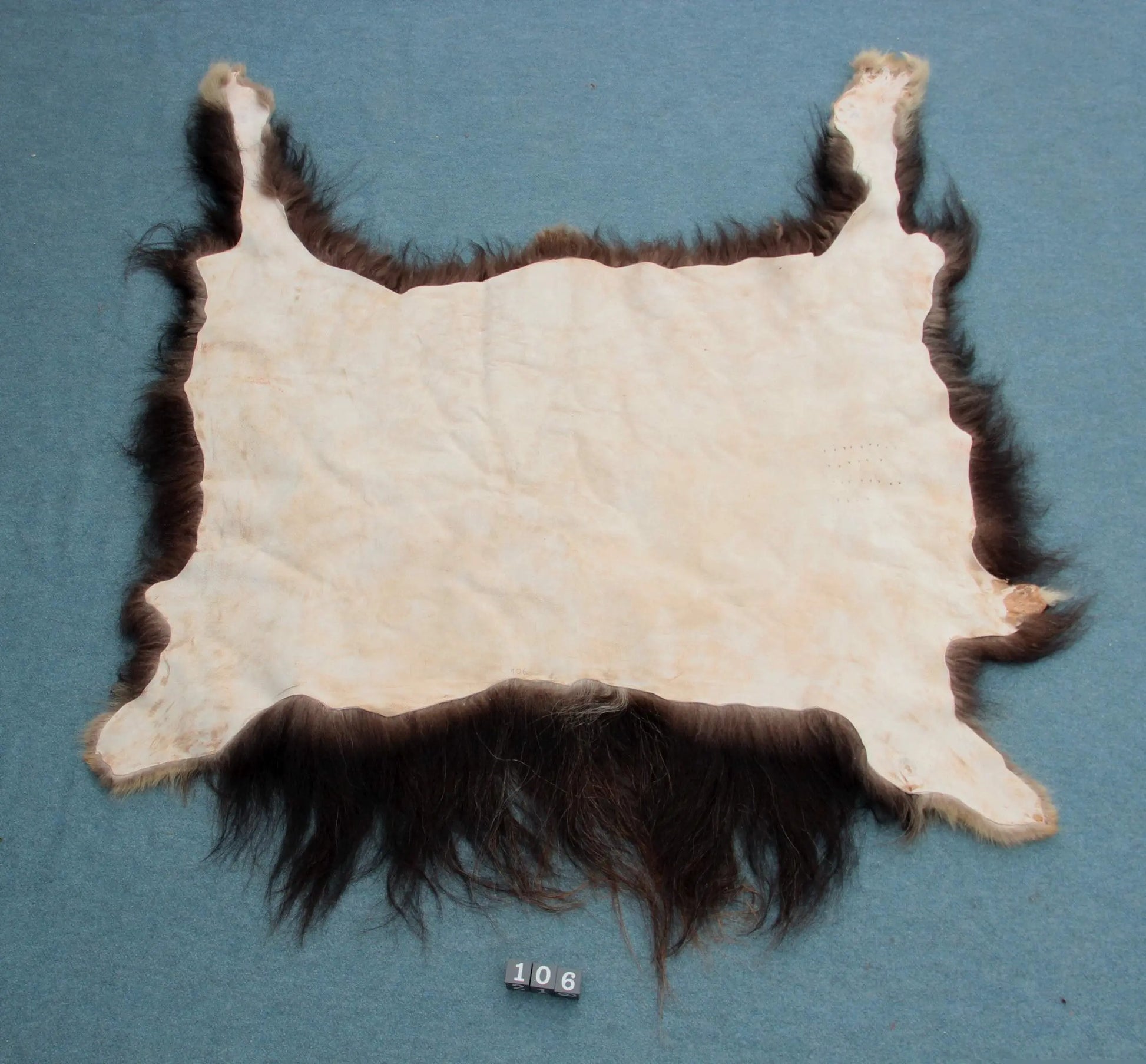 Moschusochsenfell (106) 160x175 cm