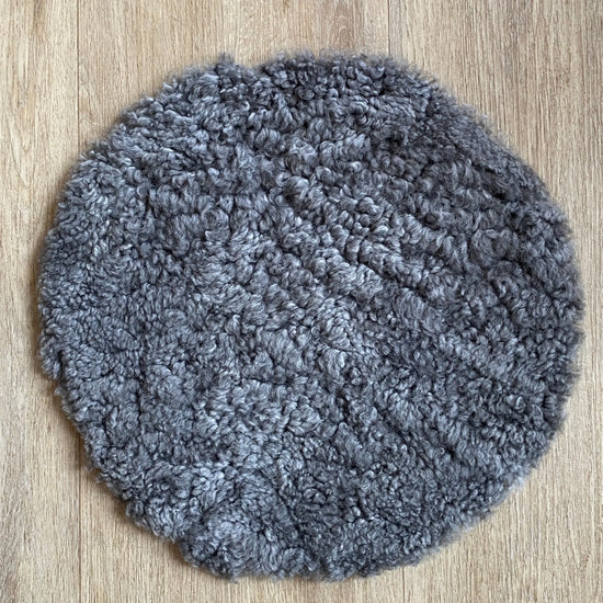 Lammfell Sitzauflage Curly Rund Grau