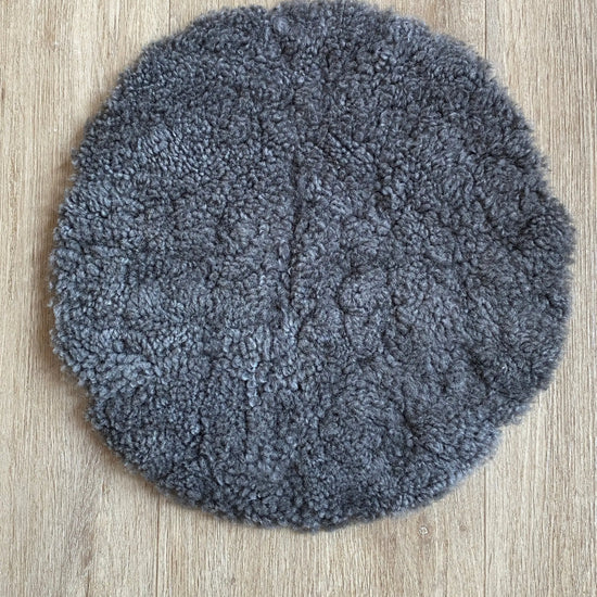 Lammfell Sitzauflage Curly Rund Grau
