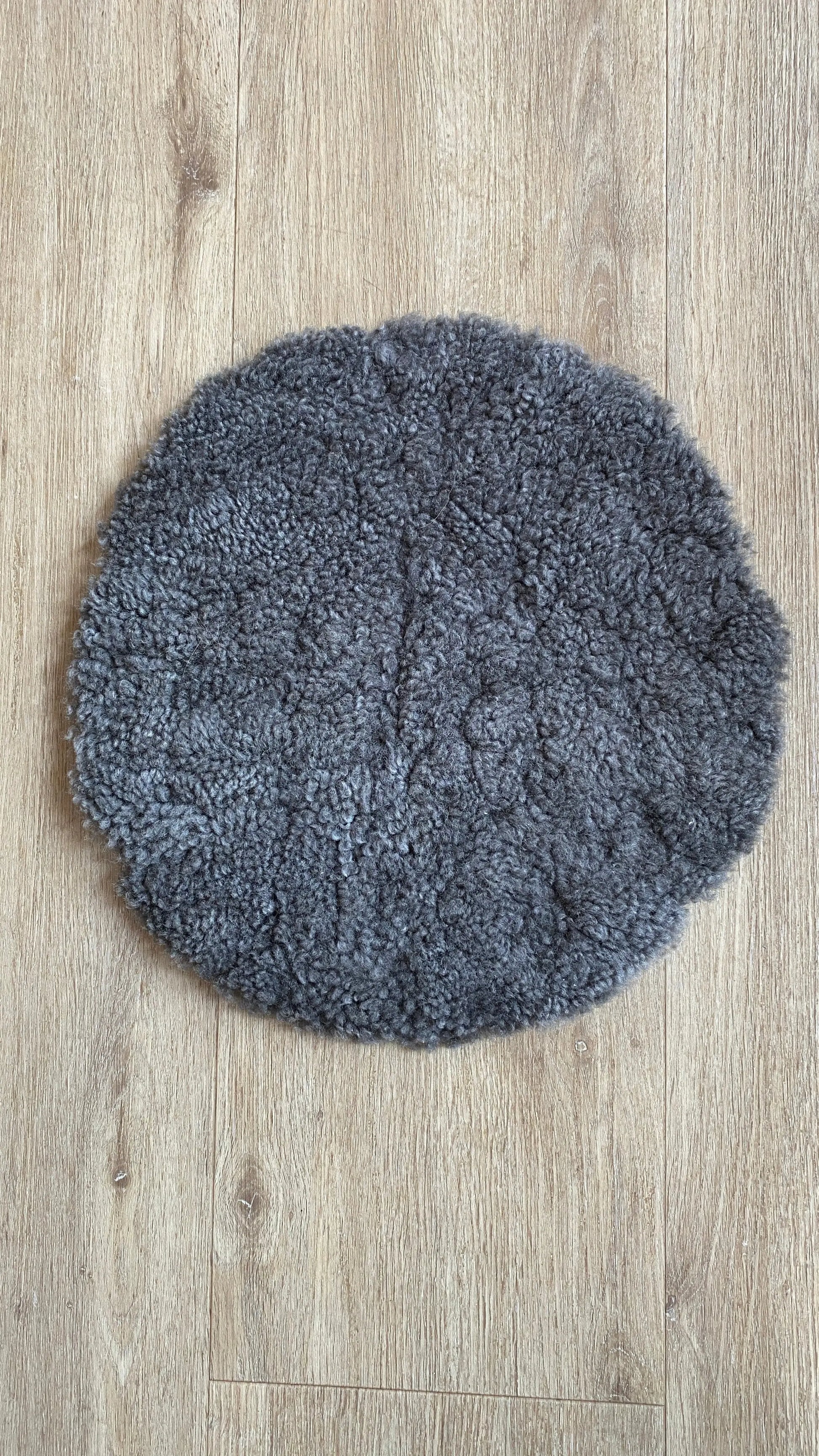 Lammfell Sitzauflage Curly Rund Grau