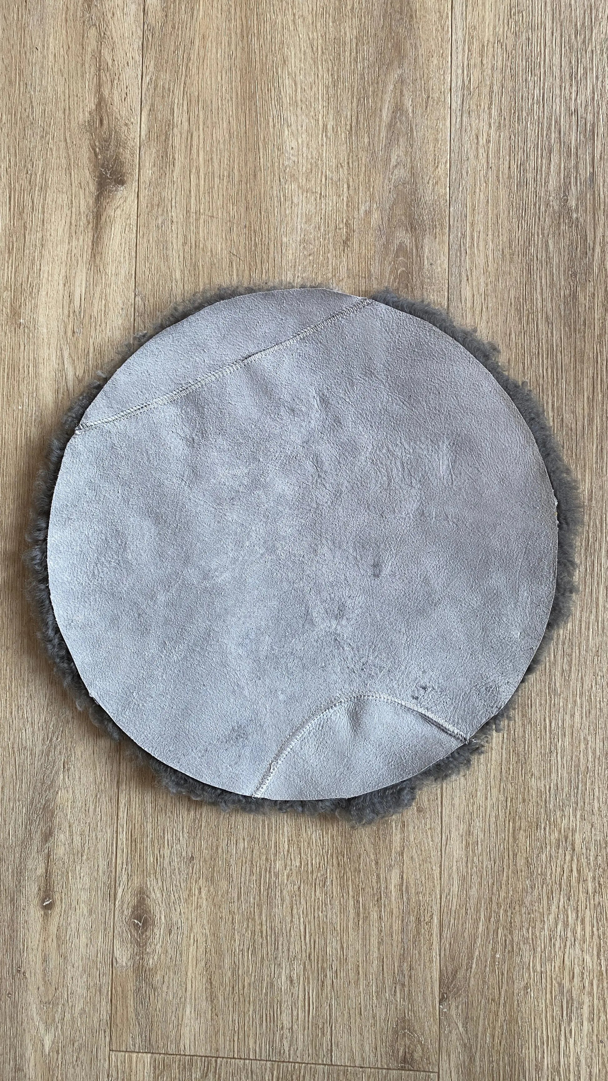 Lammfell Sitzauflage Curly Rund Grau