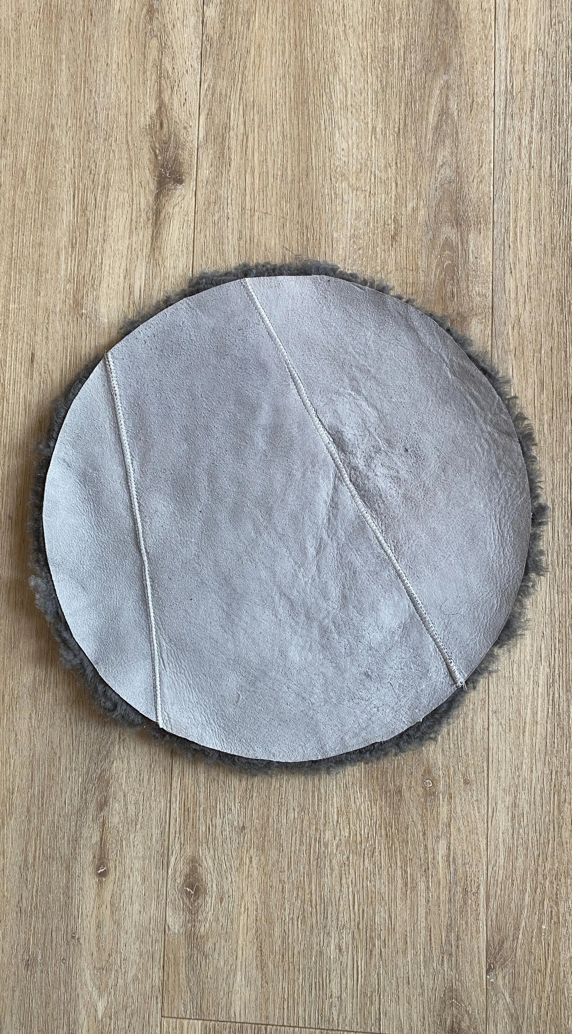 Lammfell Sitzauflage Curly Rund Grau