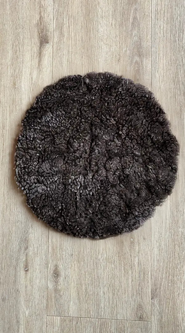 Lammfell Sitzauflage Curly Rund Mocca